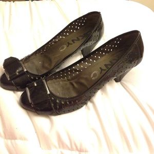 DKNYC Modest heels with buckle