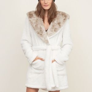 Abercrombie & Fitch Intimates & Sleepwear - NWT Abercrombie & Fitch Faux Fur Lined Hooded Robe Abercrombie & Fitch Intimates & Sleepwear - NWT Abercrombie & Fitch Faux Fur Lined Hooded Robe