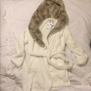 Abercrombie & Fitch Intimates & Sleepwear - NWT Abercrombie & Fitch Faux Fur Lined Hooded Robe Abercrombie & Fitch Intimates & Sleepwear - NWT Abercrombie & Fitch Faux Fur Lined Hooded Robe