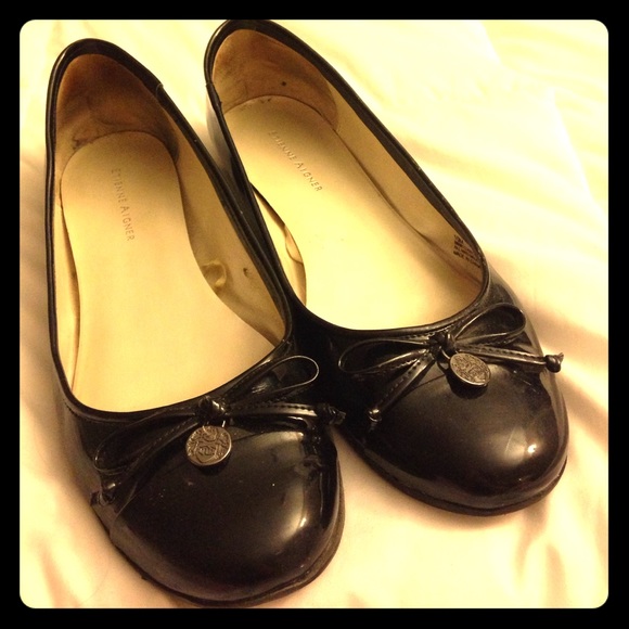Simple basic black flats with bow