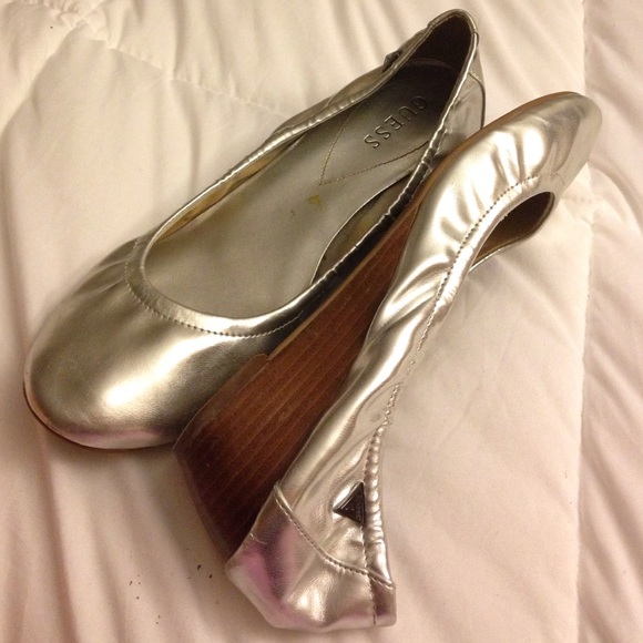 GUESS Metallic silver (almost) flats