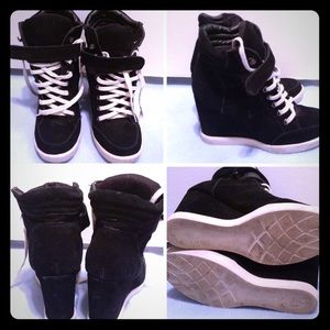 Steve Madden size 7 wedge sneakers