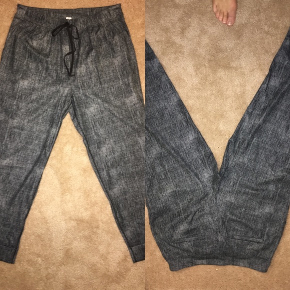 Sold locally---NWOT Lululemon Jet crop - Picture 2 of 4