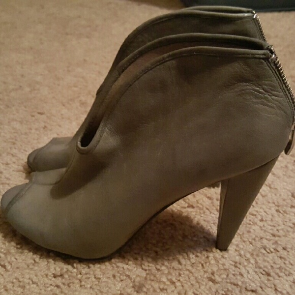 Vince Camuto SOLD - Picture 3 of 4