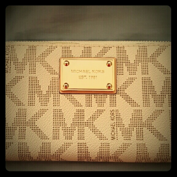 Michael Kors zipper wallet