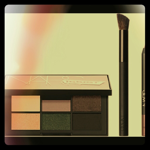 NARS Hardwired Eye Shadow Palette brush liner set