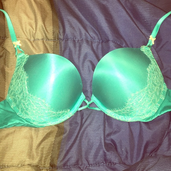 Victoria's Secret BOMBSHELL plunge bra!