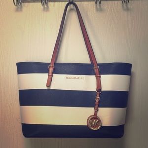 SOLD!! 🎉Beautiful Medium MK Jet Set