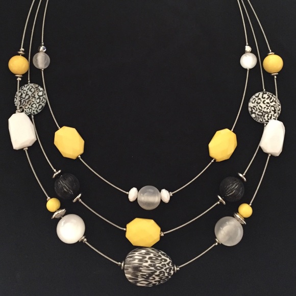 👀Three Strand Lucite Beaded Necklace