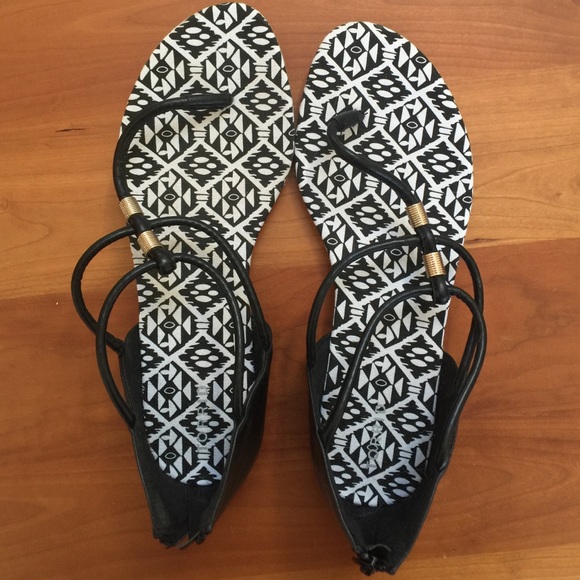Ikat-sole gladiator sandal