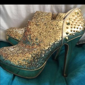 Glittery Gold Studded Pumps!