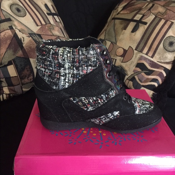 Chic black sneaker wedge