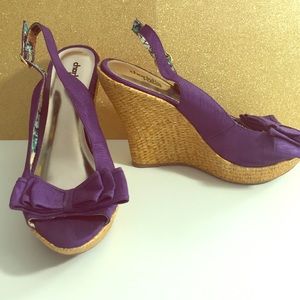 Purple flower lines bow wedges.