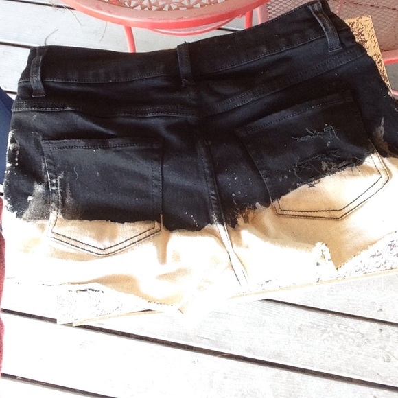Perfectly destroyed black jean shorts - Picture 2 of 2