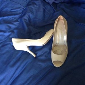 Enzo Angiolini beige peep toe