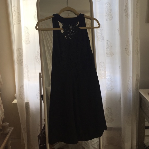 Little black dress with lace detailing at back - Picture 2 of 3