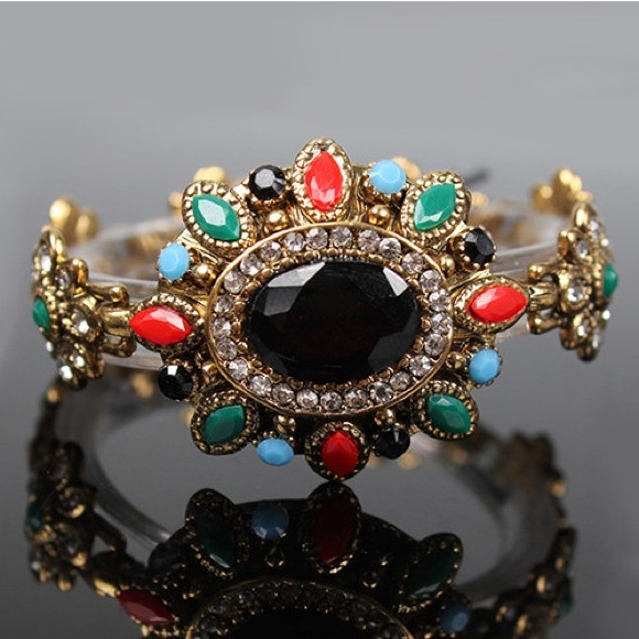 UShopTwo Jewelry - Floral Bracelet Gold Tone Vintage Inspired