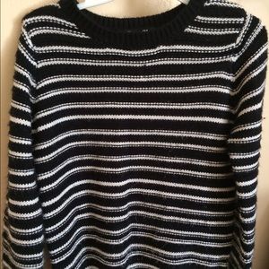 Black and white stripped knitted sweater.