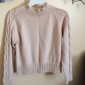 Knitted turtle neck.