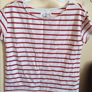 Red and white stripped tshirt.