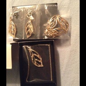 Gold tone leaf jewelry set
