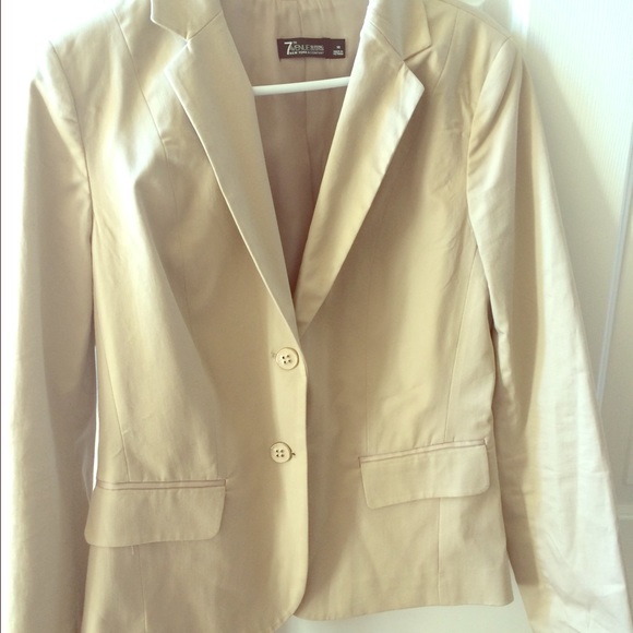 Nude/ tan suit jacket/ blazer