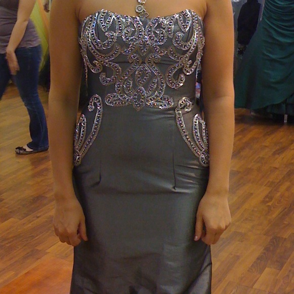 Dress - Picture 2 of 3