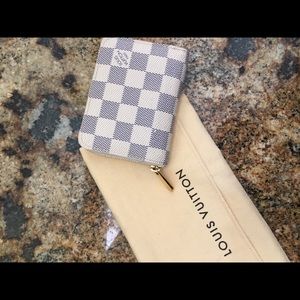 Authentic Louis Vuitton Zippy Coin Wallet in DA.