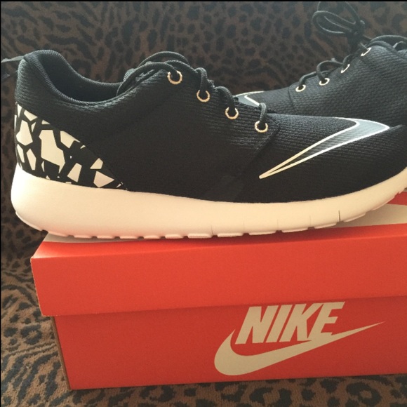 ⚡️Nike Roshe One Sz 8 or 7.5⚡️ - Picture 2 of 4
