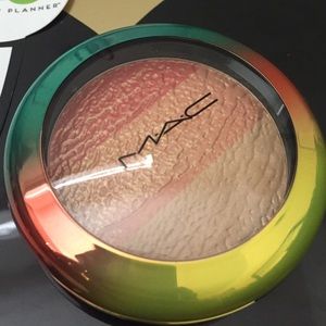 MAC Cosmetics Freshen Up High-Light Powder