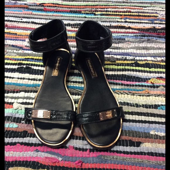 BCBG Max Azria Sandals💁