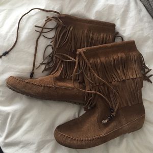 Size 6, Minnetonka booties.