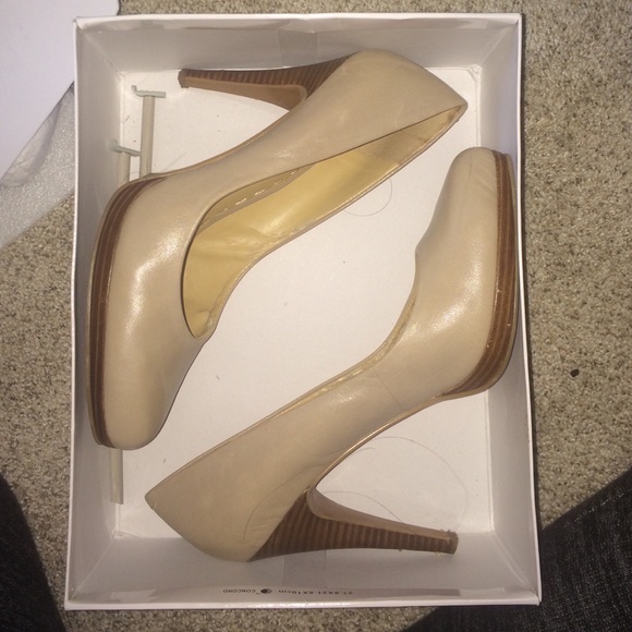 Nine West round toe pump in cream