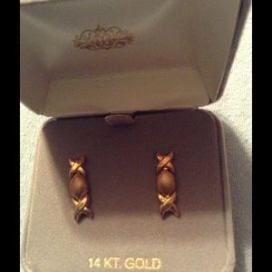 14 kt. X and o earrings. Brand new