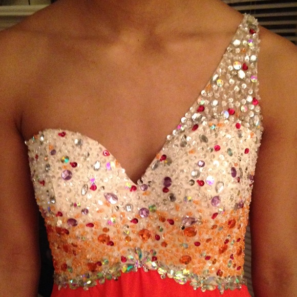 NEW LOWER PRICE Stunning prom dress - Picture 2 of 4