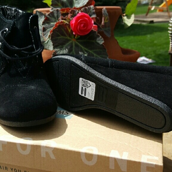 TOMS wedge boot