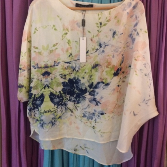 NWT Floral blouse, slight bat wing sleeve