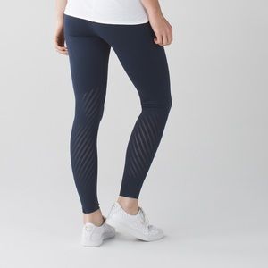Lululemon Enlighten Tight SZ Medium in Black