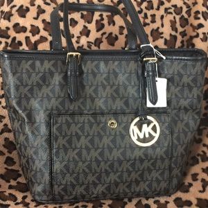 Michael Kors Medium Jet Set Snap Pocket Bag