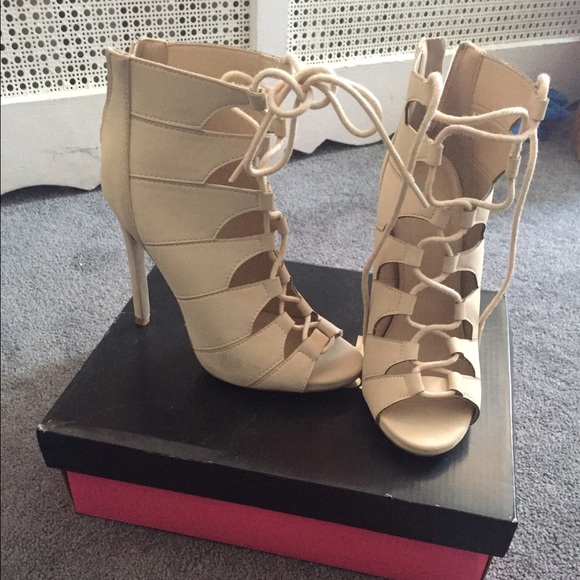 Laced pumped nude