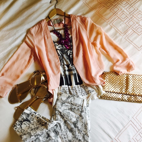 🌸💛 Too chic outfit!! Bershka jacket, Wild love T