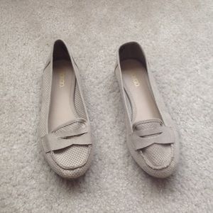 Casual taupe flats
