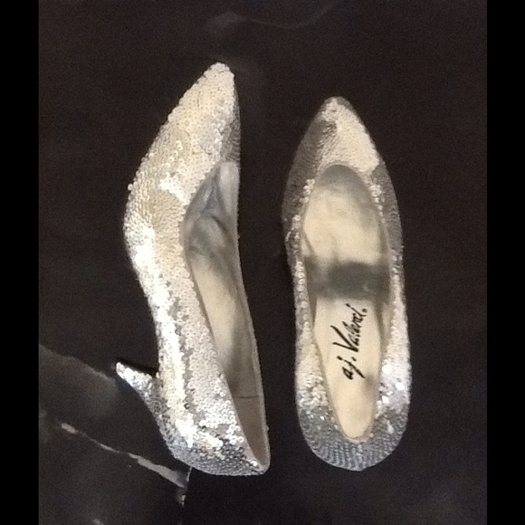 Shoes - NWOT Silver sequin shoes