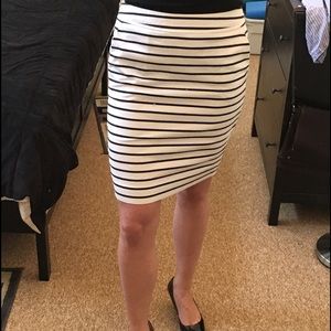 The Limited Pencil Skirt with Pockets Sz 8