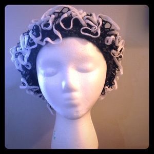 Hand-knitted ruffled hat in black & white