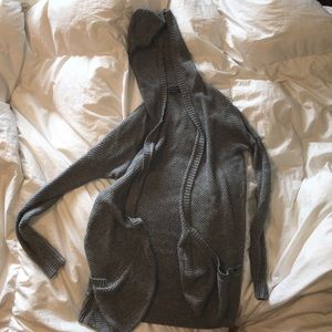 American Eagle hooded sweater with pockets