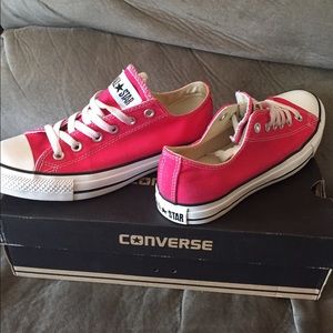 Raspberry low top Converses