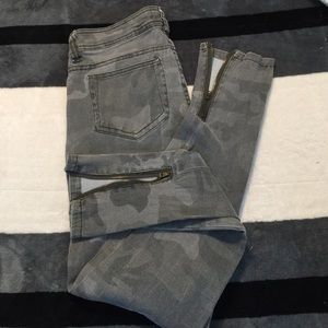 LAST CHANCE. DONATING 3/11 Faded camo skinnies