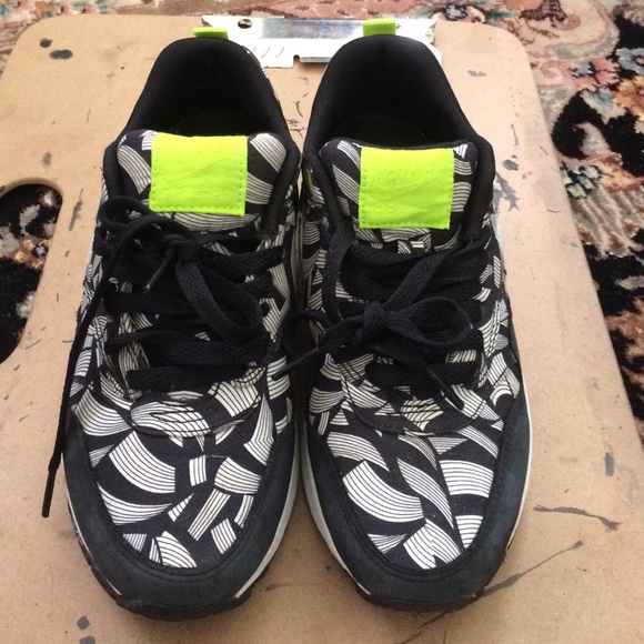 Nike Airmax size 5 black white neon yellow
