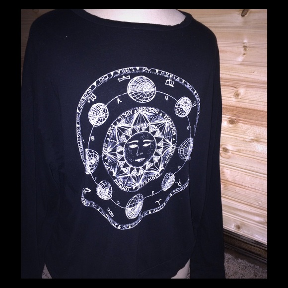 Brandy Melville moon phase graphic long sleeve!